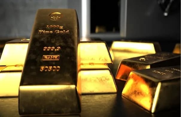 الذهب يتراجع عالمياً مع ترقب تصريحات رئيس الفيدرالي الأميركي
