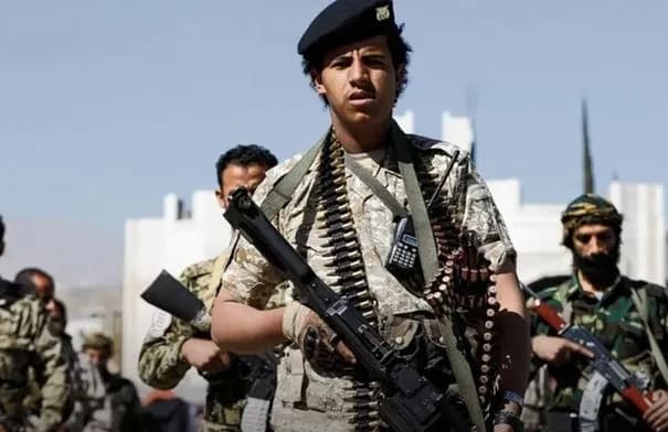 17 قتيلاً من الجيش اليمني في هجوم حوثي بالصواريخ والمسيّرات