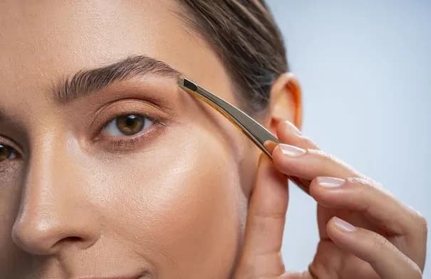 عادات يومية خاطئة تتسبب في تساقط شعر الحواجب وترققها