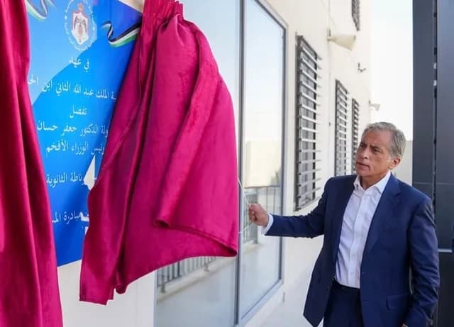 رئيس الوزراء يفتتح مدرسة غرناطة الثانوية في البادية الشمالية الغربية