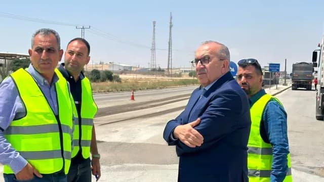 أبو السمن يتفقد أعمال صيانة طريق خو ويوجه بتسريع الإنجاز