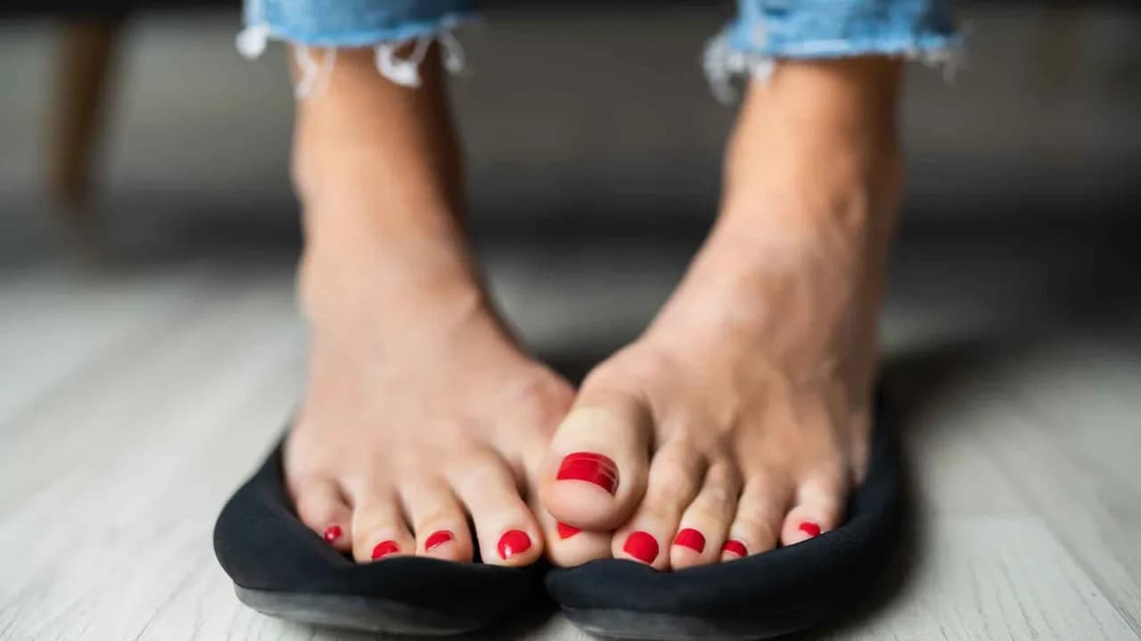 رائحة القدمين الكريهة: متى تكون إنذارًا لمشكلة صحية خطيرة؟