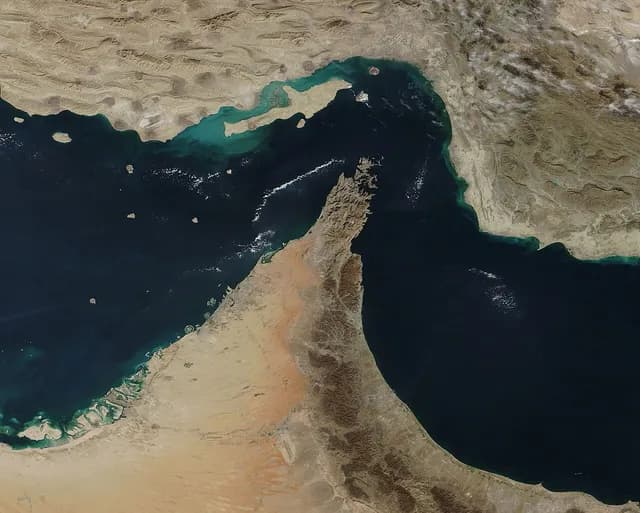تباين إيراني-عماني-أمريكي حول رسوم عبور مضيق هرمز