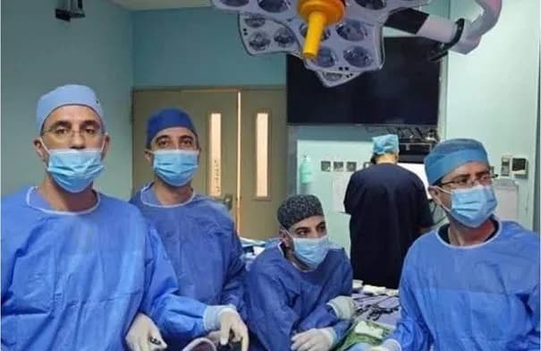 الخدمات الطبية الملكية تحقق إنجازًا جراحيًا نادرًا بمنظار لطفل حديث الولادة