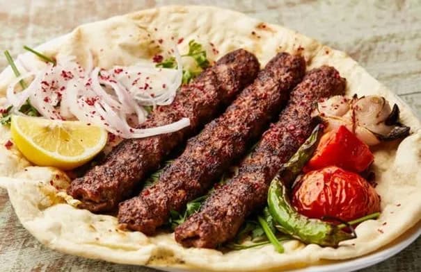 بعد نجاح عملية جراحية.. وفاة مريض عراقي إثر تناوله وجبة كباب