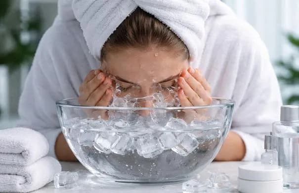 ترند غمر الوجه بالثلج: هل يمنح بشرتك نضارة حقيقية؟