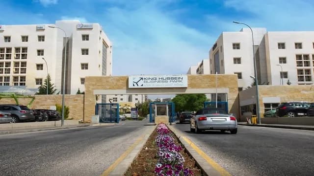رسوم جديدة على مواقف سيارات مجمع الملك الحسين للأعمال