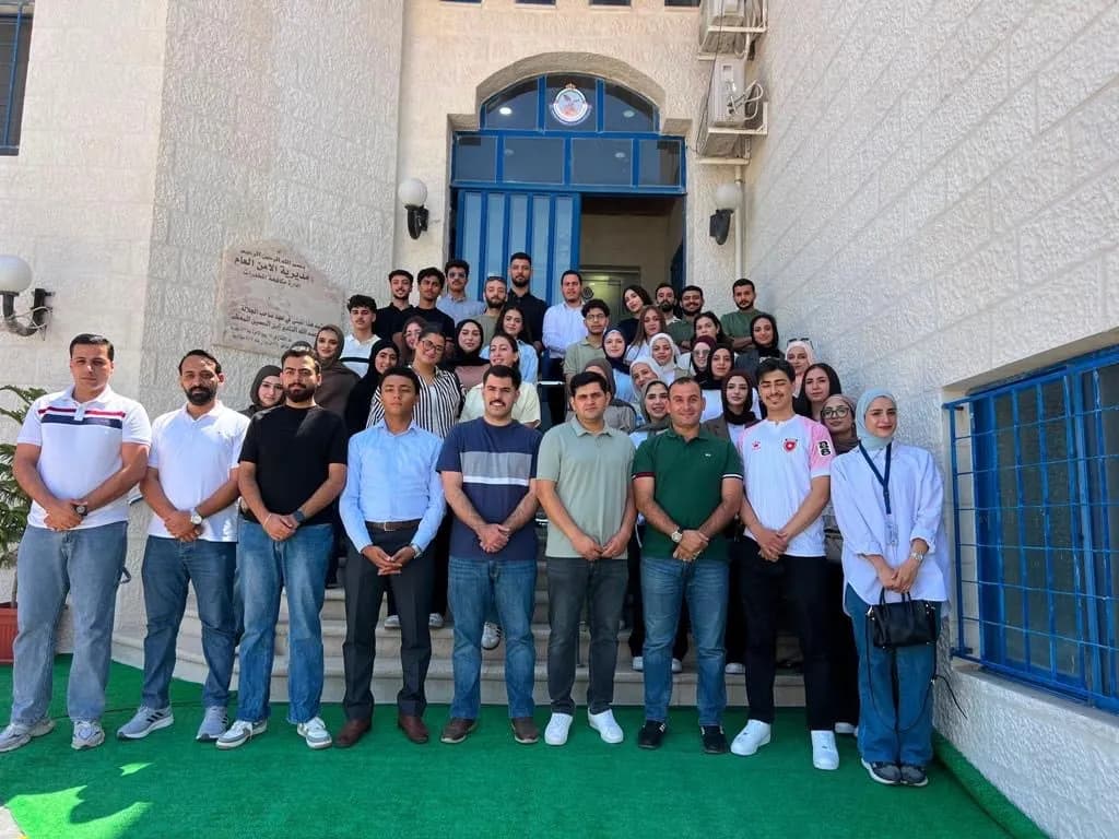 طلبة عمّان الأهلية يزورون إدارة مكافحة المخدرات في اليوم العالمي للشباب