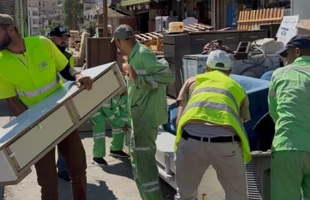 أمانة عمّان تزيل اعتداءات على الطريق العام في شارع الأردن