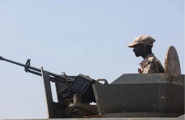 مقتل 11 شخصًا في هجمات حوثية على المخا واستهداف مصفاة سعودية