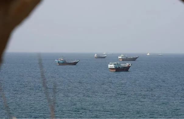 احتراق ناقلة نفط إثر اصطدامها بلغمين جنوب مضيق هرمز