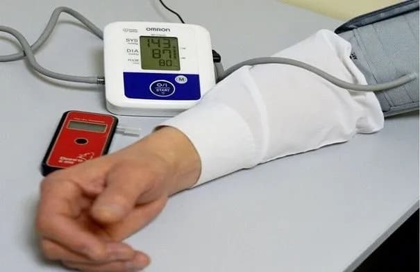 طبيب قلب يحذر: الانخفاض الحاد في ضغط الدم قد يكون مؤشرًا على نزيف داخلي أو نوبة قلبية