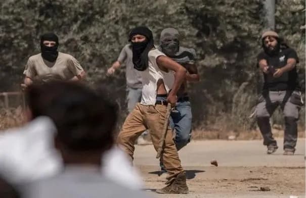 مستوطنون يحتجزون فلسطينيين في نابلس والاحتلال يعرقل وصول الإسعاف