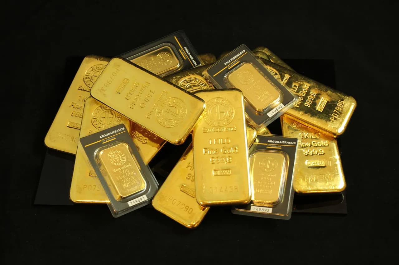 لماذا تتجه الدول إلى تكديس الذهب في ظل الأزمات العالمية؟