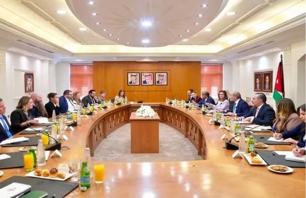 الصفدي يبحث مع وفد من مساعدي الكونغرس الأميركي العلاقات الثنائية والتطورات الإقليمية