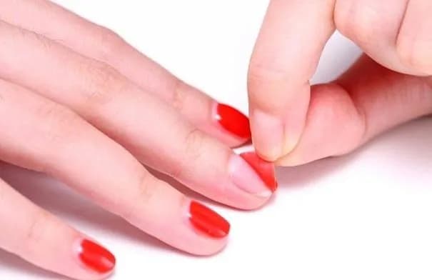 خبراء يحذرون: تقشير طلاء الأظافر باليد يضر بصحتها