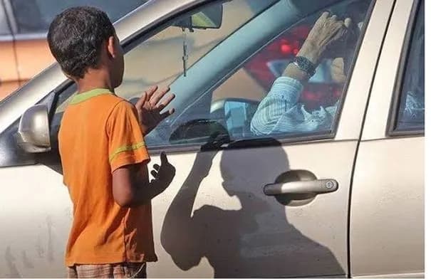 تسول الأطفال على طريق عين الباشا الرئيسي يثير مخاوف السلامة المرورية