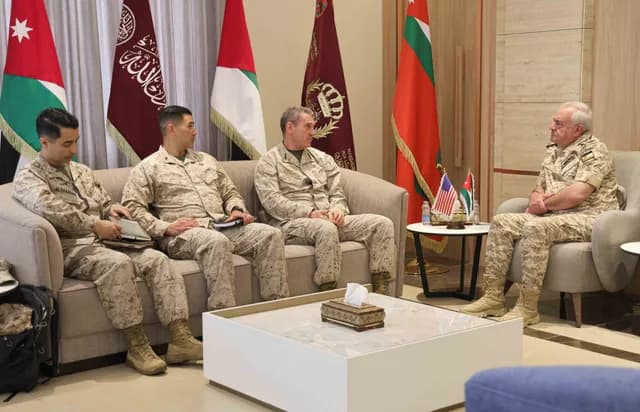 الحنيطي يبحث مع قائد قوات مشاة البحرية الأميركية سبل التعاون العسكري