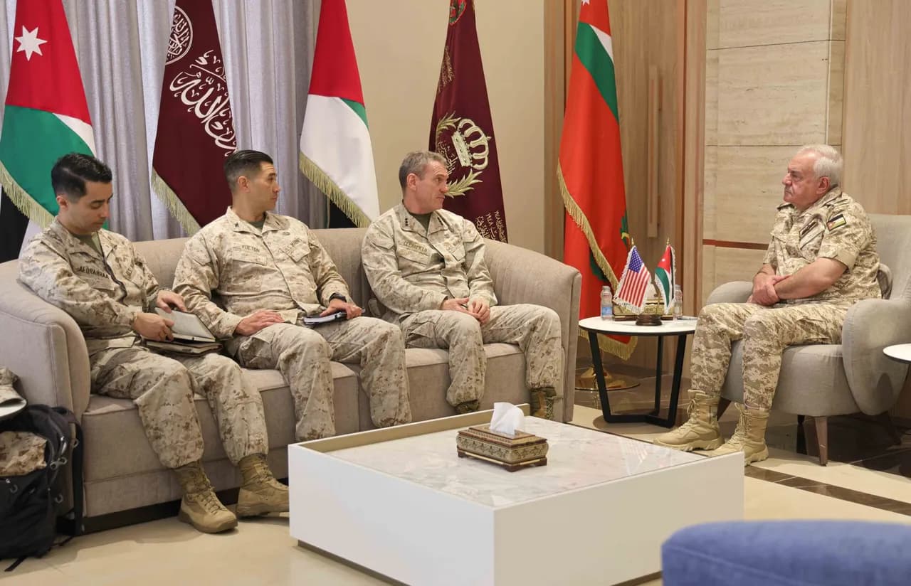 الحنيطي يبحث مع قائد قوات مشاة البحرية الأميركية سبل التعاون العسكري