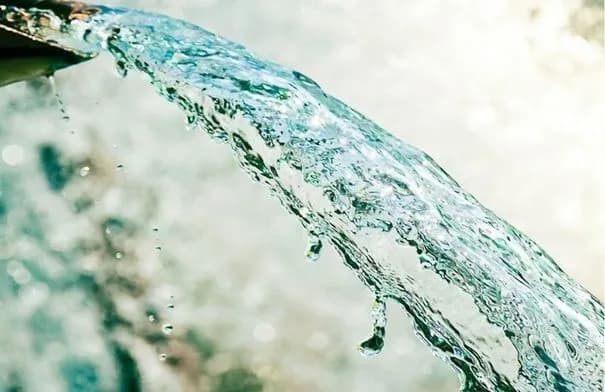 كسر في خط مياه رئيسي يوقف التزويد عن أحياء في المفرق