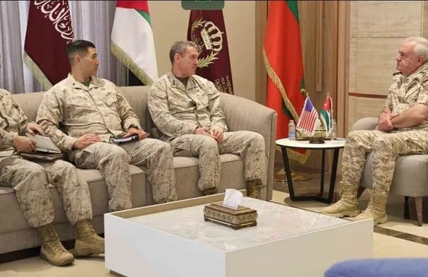 الحنيطي يبحث مع قائد مشاة البحرية الأمريكية التعاون العسكري المشترك