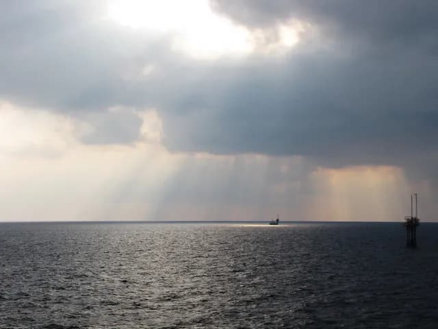 إيران: البيان المشترك مع عُمان حول مضيق هرمز في مرحلة الصياغة النهائية، والحوثيون يستهدفون ناقلتي نفط سعوديتين