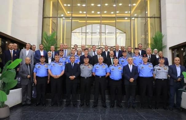 مدير الأمن العام يكرم ضباطًا متقاعدين تقديرًا لمسيرتهم الخدمية