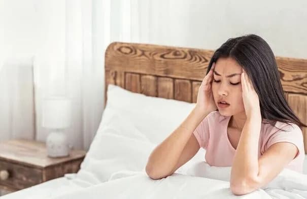 خبيرة أعصاب توضح أسباب زيادة الصداع النصفي صيفًا وسبل الوقاية