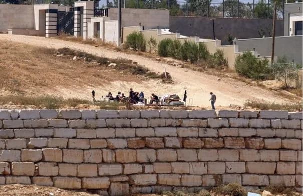 السفير الأميركي يصف حصار مستوطنين لمنازل فلسطينيين بـ"السلوك البلطجي"