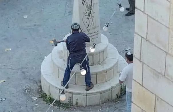 نائب إسرائيلي يحطم نصبًا تذكاريًا فلسطينيًا في نابلس تحت حماية الجيش