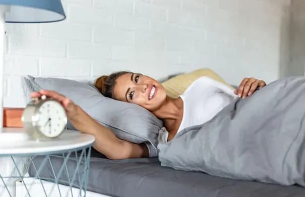لماذا تستيقظ قبل رنين المنبه؟ طبيب يشرح الأسباب