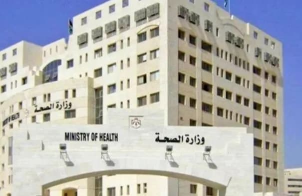 وزارة الصحة تفصل 33 موظفًا لتغيبهم عن العمل