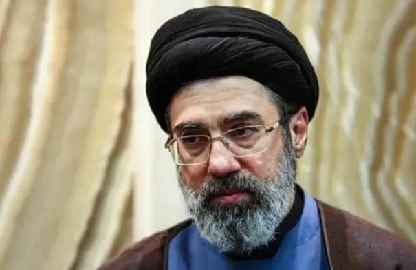 رويترز: مجتبى خامنئي يدير الحكم من وراء الكواليس أثناء تعافيه