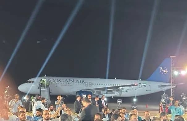 الشرع يصل إلى مطار دير الزور الدولي مع استئناف حركة الملاحة الجوية