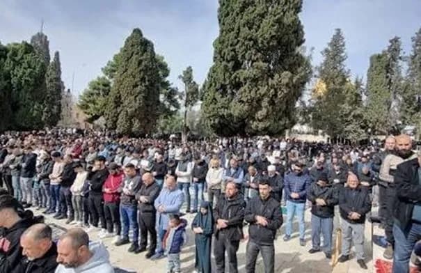 أكثر من 70 ألف مصل يؤدون الجمعة في الأقصى رغم القيود الإسرائيلية