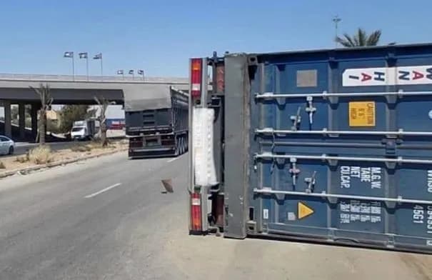 حادث تدهور لمركبة شحن يعرقل الحركة على الطريق الصحراوي باتجاه عمّان