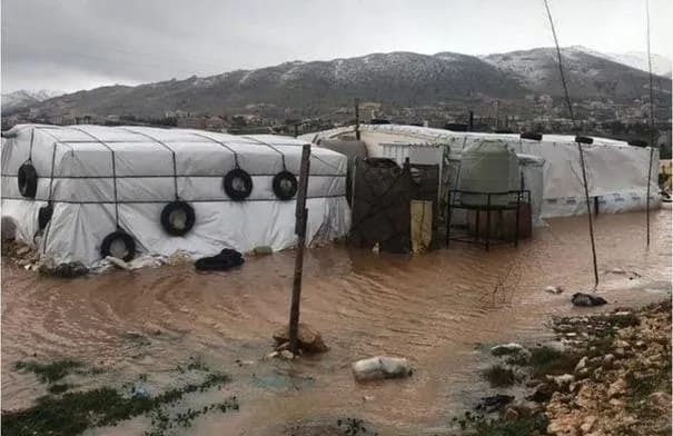 سيول جارفة تجرف طفلاً في مخيم البداوي شمالي لبنان