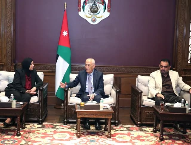رئيس الديوان الملكي يلتقي وفدًا من أبناء عين الباشا ومخيم البقعة
