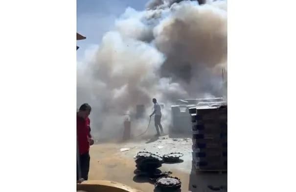 حريق في مستودع كرتون بالقسطل يخلف إصابتين بالاختناق