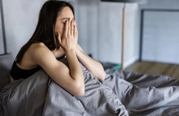 لماذا تستيقظ متعبًا رغم نومك الكافي؟ الأسباب والحلول
