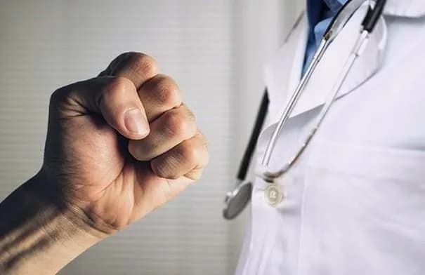 اعتداء على طبيب تخدير في مستشفى البشير من قبل مرافقين لأحد المرضى