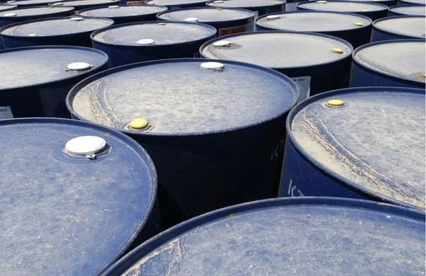النفط يقفز أكثر من 2% بعد غارات أمريكية على إيران