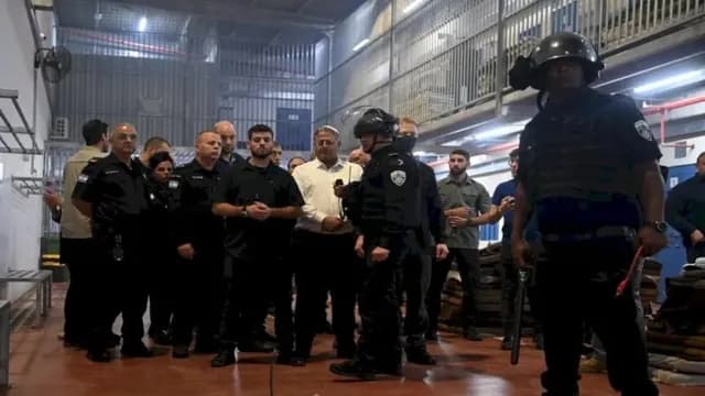 بن غفير يقتحم زنازين الأسيرات ويتباهى بمسؤوليته عن تقليص حقوقهن