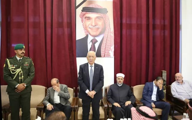 العيسوي ينقل تعازي الملك وولي العهد لعائلتي أبو كركي وعريقات