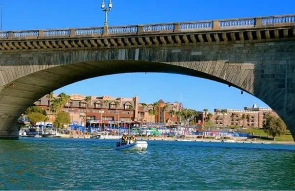 وفاة طفل أميركي بعد سقوطه من جسر لندن في أريزونا