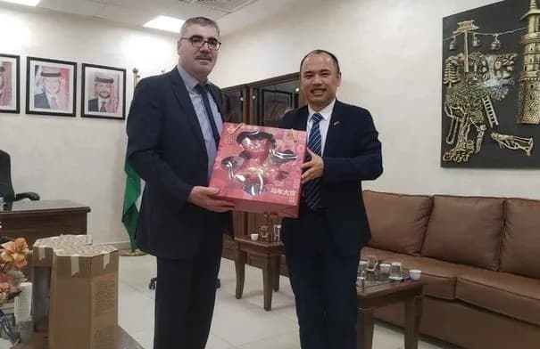 الملحق الثقافي الصيني يزور مركز عجلون الثقافي لبحث آفاق التعاون