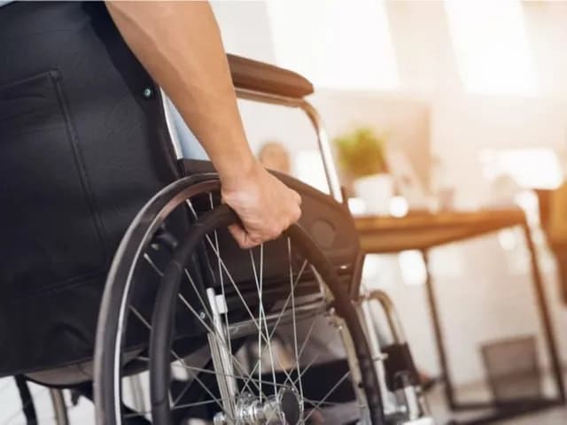 القطامين يوجه بوضع خطة شاملة لضمان التزام المنشآت بتوفير الحضانات وتشغيل ذوي الإعاقة