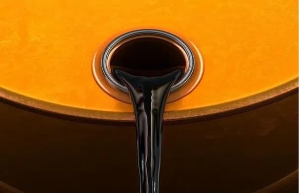 النفط يهبط أكثر من دولار مع خفض توقعات الطلب العالمي
