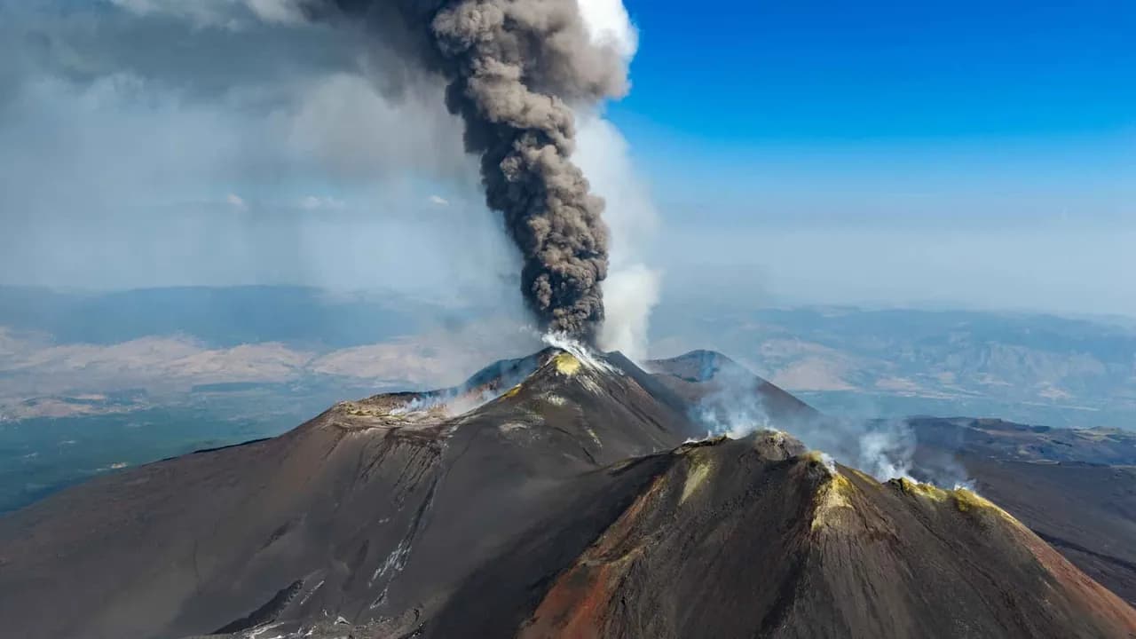وفاة سائح أمريكي بعد إصابته بصاعقة على جبل إتنا