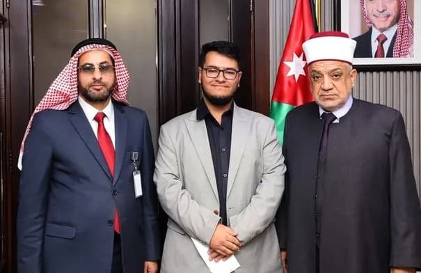 الخلايلة يكرّم طالبًا حصد المرتبة الثانية على المملكة في التوجيهي